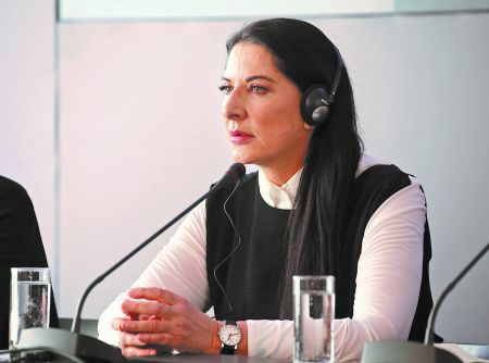 Η καλλιτέχνις είναι απούσα