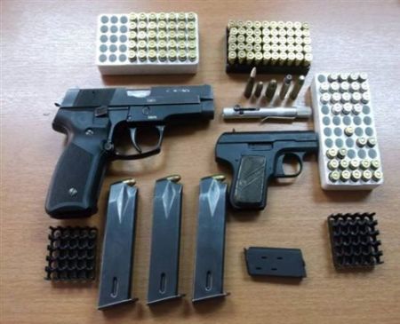 Εμπορος όπλων έβγαζε σε πελάτες πλαστές άδειες κατοχής πυροβόλων