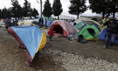 Σε οριακή κατάσταση η Ειδομένη-Μάχη και με τον άνεμο δίνουν οι πρόσφυγες