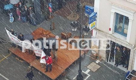 Το χαλάζι ακύρωσε την παρέλαση, οργή για την απουσία των επισήμων