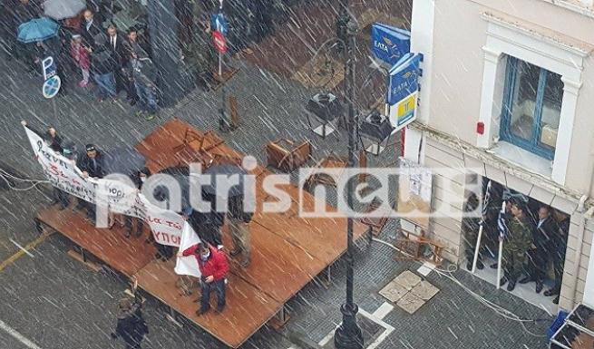 Το χαλάζι ακύρωσε την παρέλαση, οργή για την απουσία των επισήμων