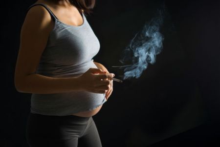 Το κάπνισμα «χαλάει» το DNA του εμβρύου