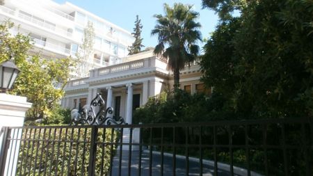 Σύσκεψη στο Μαξίμου για το προσφυγικό