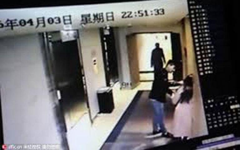 Κίνα: Οργή προκαλεί βίντεο «επίθεσης σε γυναίκα» υπό ατάραχα βλέμματα | tovima.gr