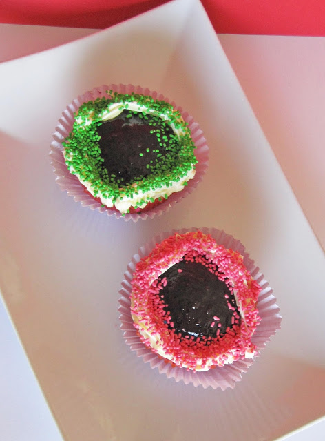 Red Cupcakes με μαρμελάδα άγριου βατόμουρου