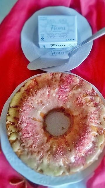 Το απόλυτα βουτυρένιο κέικ με γιαούρτι και πούδρα αμυγδάλου!