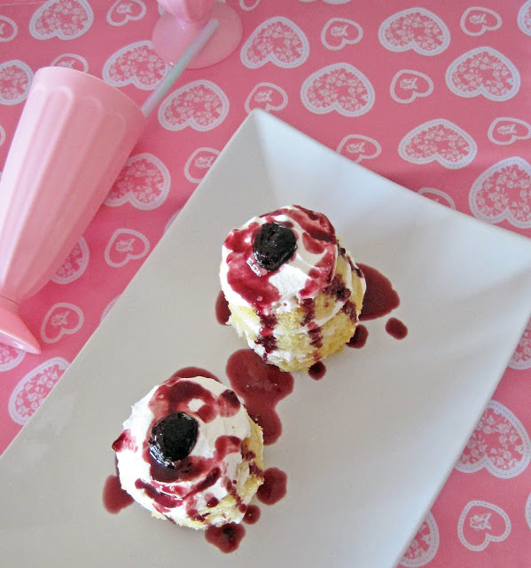 Λευκές ατομικές τούρτες με βύσσινο