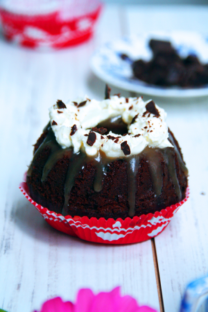 Σοκολατένιο κέικ μπανάνας με καραμέλα bourbon και mascarpone frosting