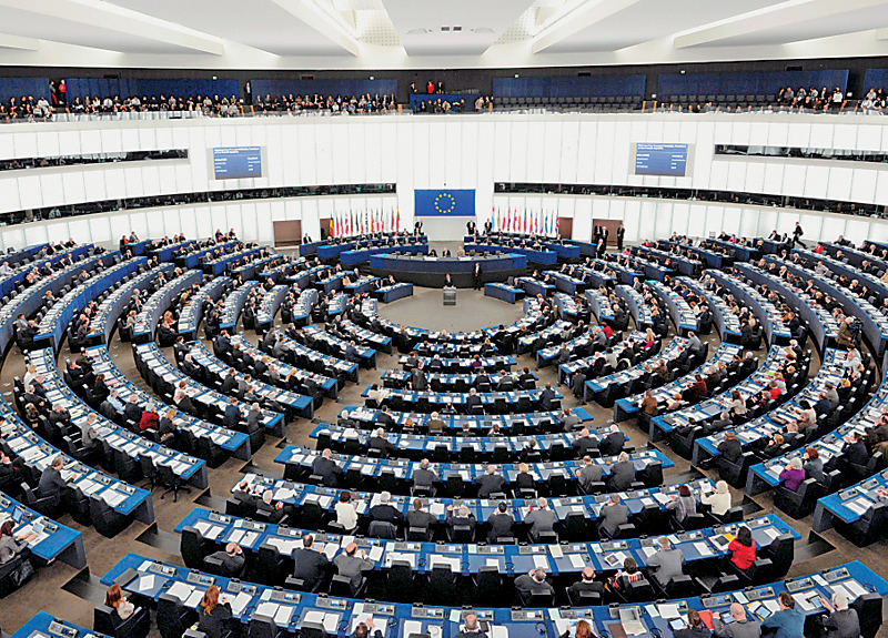 Οκτώ ευρωβουλευτές ζητούν να επανεξεταστούν χρέος και μέτρα