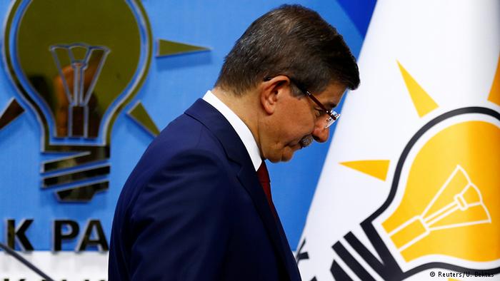 DW: Κακός οιωνός για την ΕΕ η απομάκρυνση Νταβούτογλου