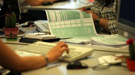 Στα €8.636 πέφτει το όριο του αφορολόγητου