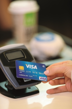 Visa: Πάνω από 50% των τερματικών προσφέρουν ανέπαφες συναλλαγές