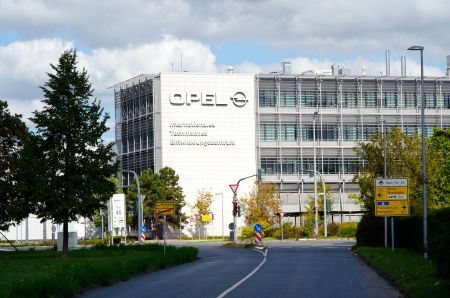 Στο μικροσκόπιο η Opel