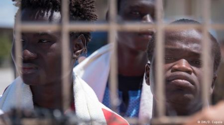 «Ασφυξία» στα ιταλικά hot spots από τις προσφυγικές ροές