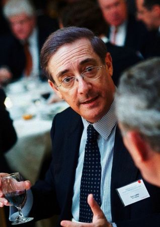 Γιατί ο όμιλος Λάτση αύξησε το ποσοστό του στα ΕΛΠΕ