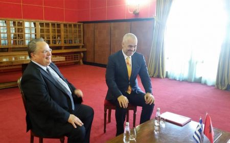 Το πανό για τους Τσάμηδες και τα πραγματικά ερωτήματα από την επίσκεψη Κοτζιά στα Τίρανα