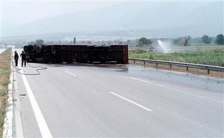 Στις φλόγες επικαθήμενο φορτηγό που ανατράπηκε στην Αθηνών-Λαμίας