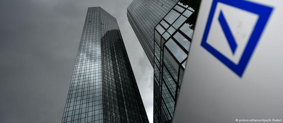 Die Zeit: Αγορά μεριδίου έως και 25% της Deutsche Bank μελετά το Βερολίνο