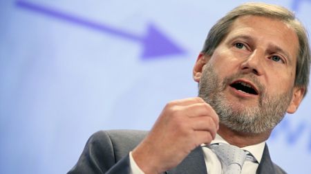 Γιοχάνες Χαν: Να βοηθήσουμε την Τουρκία με το βάρος των προσφύγων