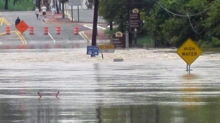 Μέριλαντ: Ανθρώπινη αλυσίδα σώζει οδηγό παγιδευμένη στους χειμάρρους