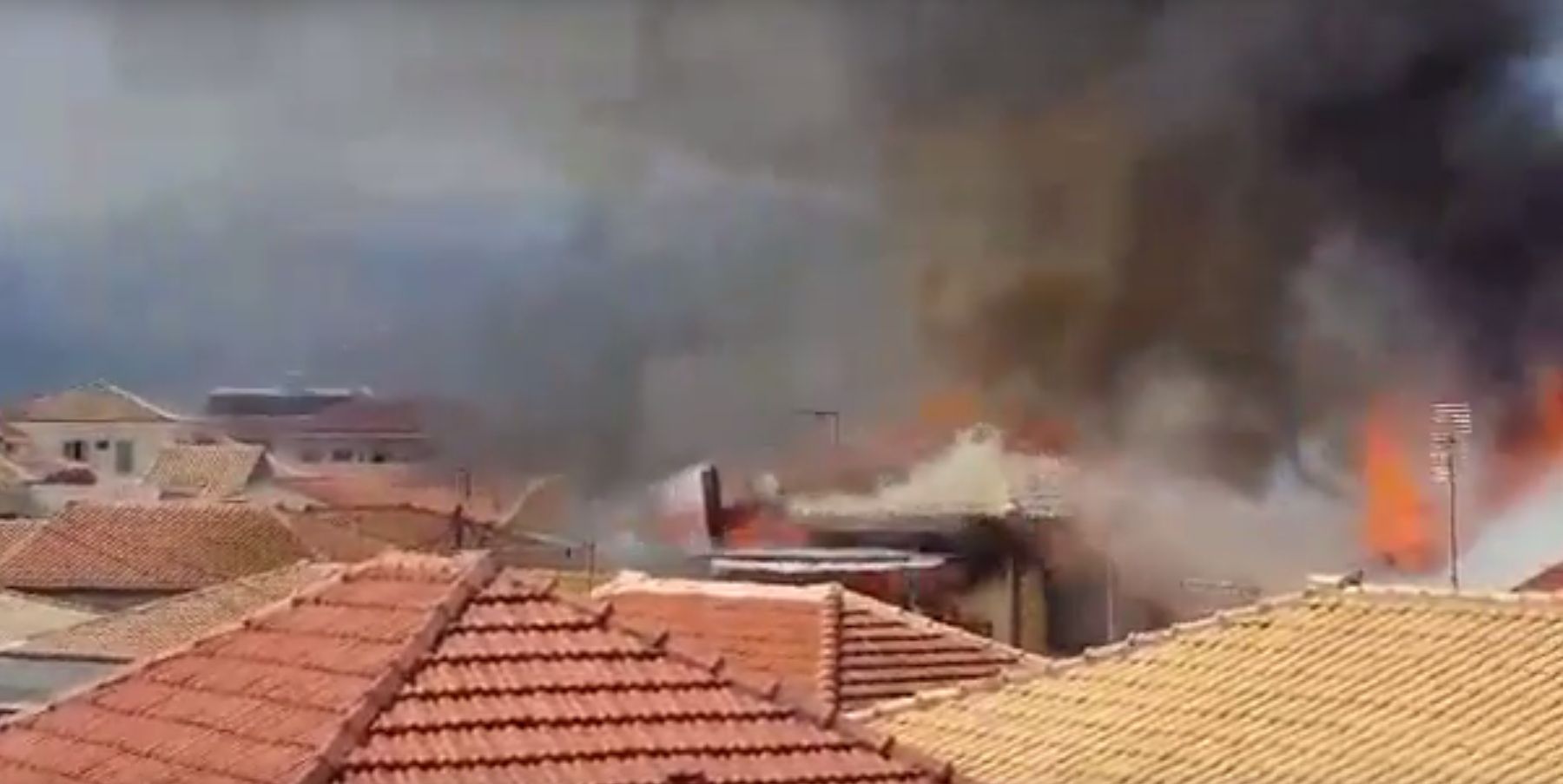 Κάηκαν παραδοσιακές κατοικίες από πυρκαγιά στην παλιά πόλη Λευκάδας