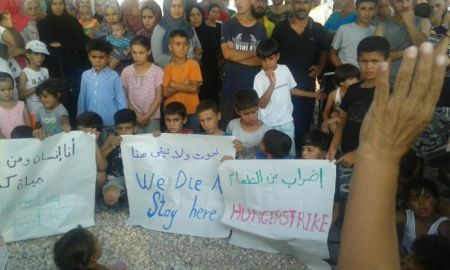 Καθιστική διαμαρτυρία των προσφύγων για τις συνθήκες διαβίωσης τους στη Softex