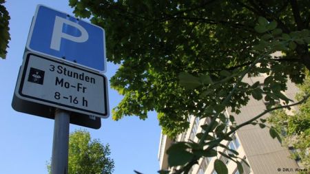 DW: Ακριβό πάρκινγκ στην Αθήνα, φθηνό στο… Μονακό