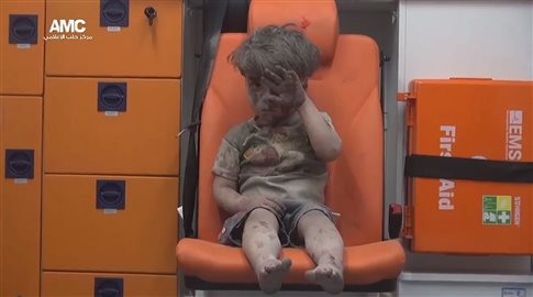 «Δεν έκλαψε, δεν είχε ιδέα τι έγινε»: Η ιστορία του 5χρονου Ομάρ στο Χαλέπι | tovima.gr