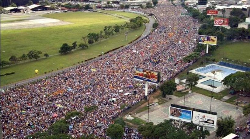 Βενεζουέλα: Κίνδυνος εμφυλίου – Χιλιάδες πολίτες διαδηλώνουν κατά του Μαδούρο