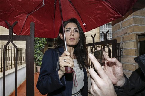 H νέα δήμαρχος Ρώμης, του «αδιάφθορου» Γκρίλο, αντιμέτωπη με το πρώτο σκάνδαλο