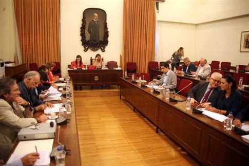 Καβγάς στην επιτροπή Θεσμών της Βουλής για τους καναλάρχες