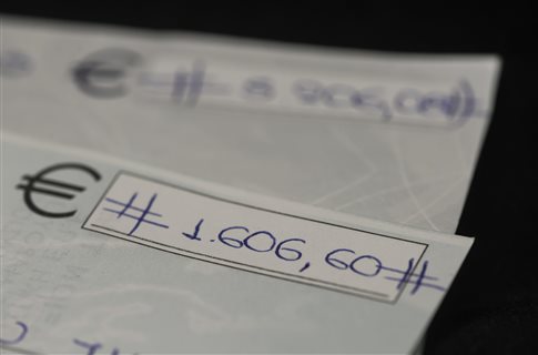 Εκτοξεύθηκαν τον Αύγουστο οι ακάλυπτες επιταγές