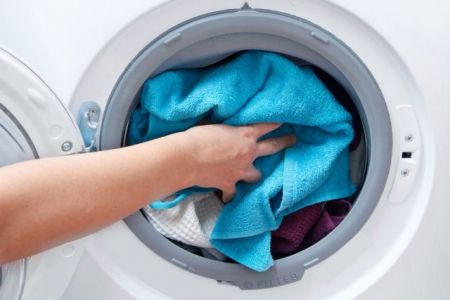 Το πλύσιμο συνθετικών ρούχων ρυπαίνει το περιβάλλον