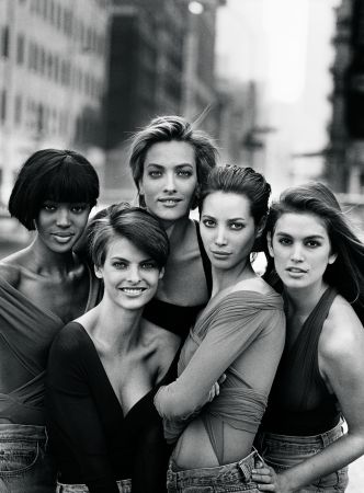 Οι «άγουρες» Ναόμι Κάμπελ, Λίντα Εβαντζελίστα, Τατιάνα Πάτιτζ, Κρίστι Τέρλινγκτον και Σίντι Κρόφορντ φωτογραφημένες στη Νέα Υόρκη για το εξώφυλλο της βρετανικής «Vogue» που εγκαινίασε τη δεκαετία του 1990.