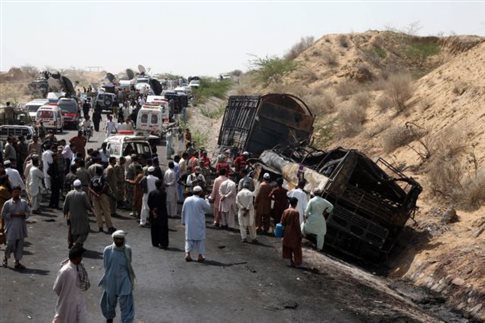 Μετωπική σύγκρουση λεωφορείων στο Πακιστάν, τουλάχιστον 24 νεκροί | tovima.gr