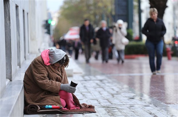 Eurostat: Πάνω από 1 στους 3 Έλληνες ζουν σε συνθήκες φτώχειας | tovima.gr