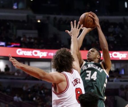 Εξαιρετικός ο Αντετοκούνμπο στο φιλικό με τους Πίστονς