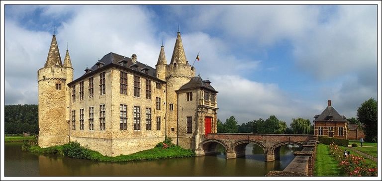 Εξάρθρωσαν δίκτυο «βοήθειας» στον ISIS από… φωτογραφήσεις σε κάστρο στο Βέλγιο | tovima.gr