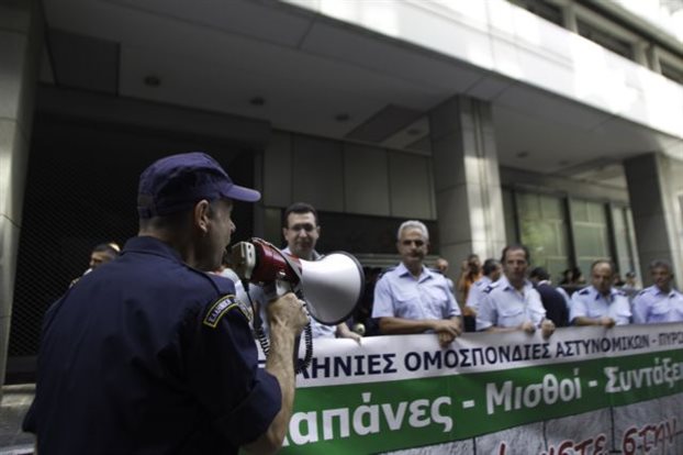 Την είσοδο του Γενικού Λογιστηρίου απέκλεισαν ένστολοι | tovima.gr