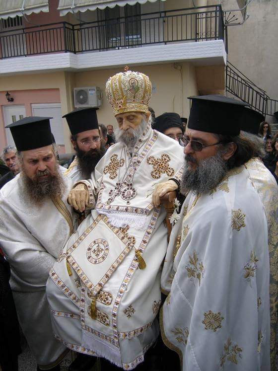 Καθιστός στο θρόνο του κηδεύτηκε ο επίσκοπος Φθιώτιδος Καλλίνικος | tovima.gr