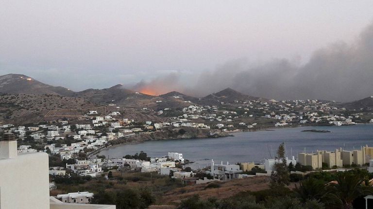 Yπό μερικό έλεγχο η πυρκαγιά στη Σύρο | tovima.gr