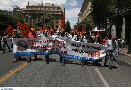 Διαμαρτυρία αναπληρωτών εκπαιδευτικών στο υπουργείο Εργασίας