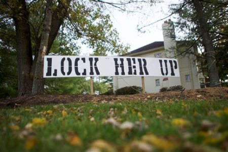 Δεν αποκλείει «ειδικό εισαγγελέα» για την Κλίντον το στρατόπεδο Τραμπ