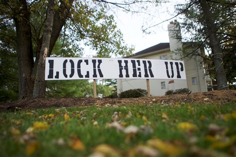 Δεν αποκλείει «ειδικό εισαγγελέα» για την Κλίντον το στρατόπεδο Τραμπ