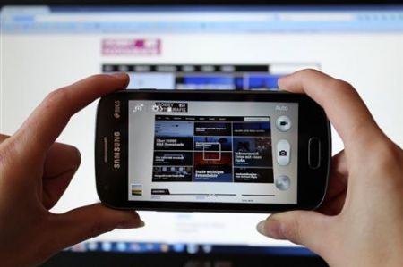 Επτά στους δέκα χρήστες συνδέονται στο Διαδίκτυο εν κινήσει