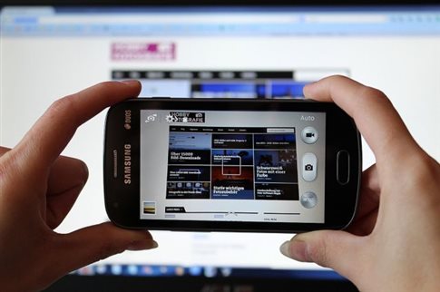 Επτά στους δέκα χρήστες συνδέονται στο Διαδίκτυο εν κινήσει