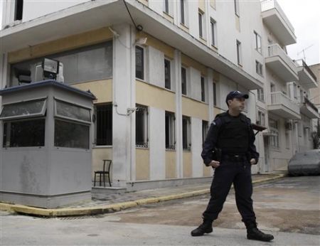 Επίθεση με πέτρες και μπογιές στο αστυνομικό τμήμα Πατησίων