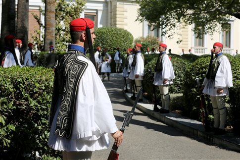 Δείπνο με σφυρίδα και γαρίδες, χωρίς αντιπολίτευση και «πρώτες κυρίες»