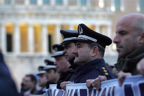 Μείωση 25% στις νέες συντάξεις δημοσίων υπαλλήλων και ενστόλων