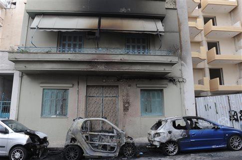 Φωτιά σε επτά αυτοκίνητα στα Πετράλωνα